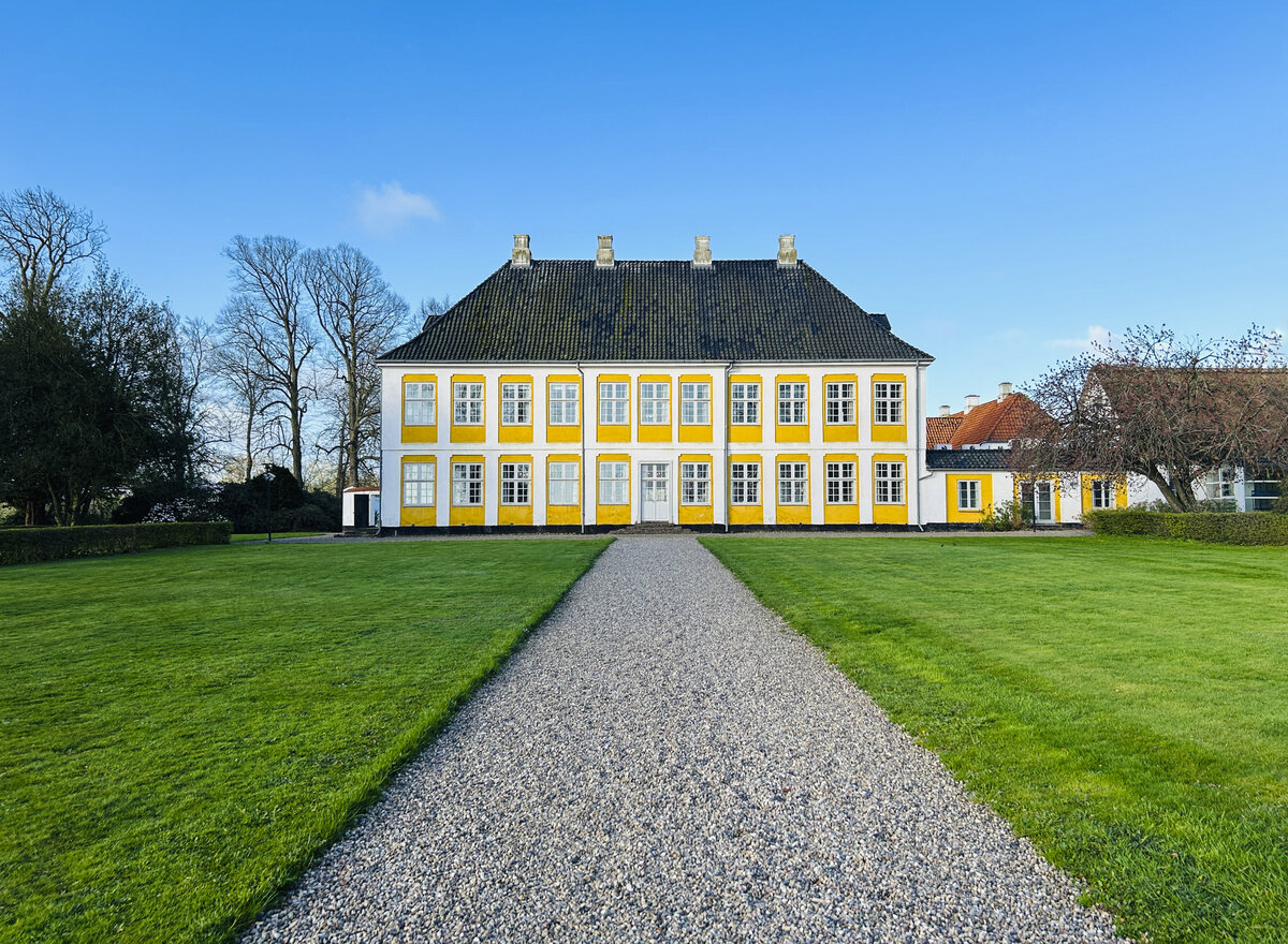 Das Schloss Sandbjerg (deutsch: Sandberg) ist das Herrenhaus eines frheren Adligen Guts auf der Halbinsel Sundewitt in Nordschleswig. Der Gutsbesitz wurde um 1564 durch Herzog Johann von Schleswig-Holstein-Sonderburg begrndet. Er verblieb fr ein knappes Jahrhundert im Besitz der Schleswig-Holstein-Sonderburger Linien, dann wurde er nach einem Konkurs des herzoglichen Hauses 1667 durch die dnische Krone eingezogen. 1673 erfolgte ein Verkauf an die Familie Reventlow, der Sandbjerg bis 1930 gehrte. Aufnahme: 14. April 2024.