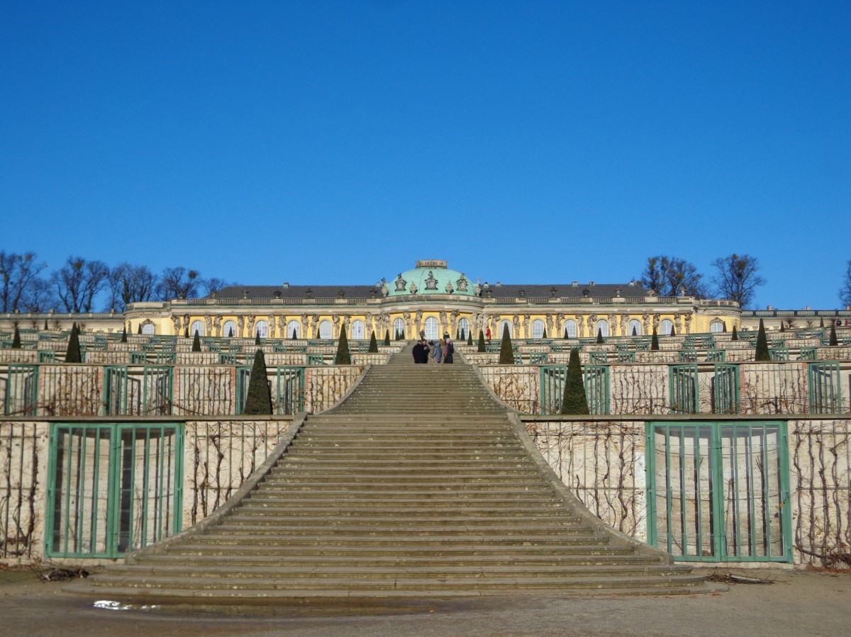 Das Schloss Sanssouci mit seinen Weinbergterrassen von der Hauptallee aus gesehen ,Potsdam, 25.11.13