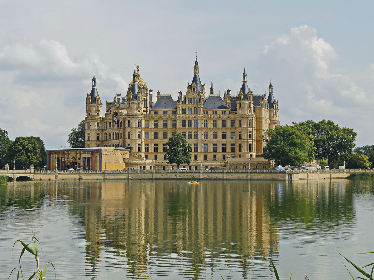 Das Schloss in Schwerin am 01. August 2019 gesehen vom Burgsee