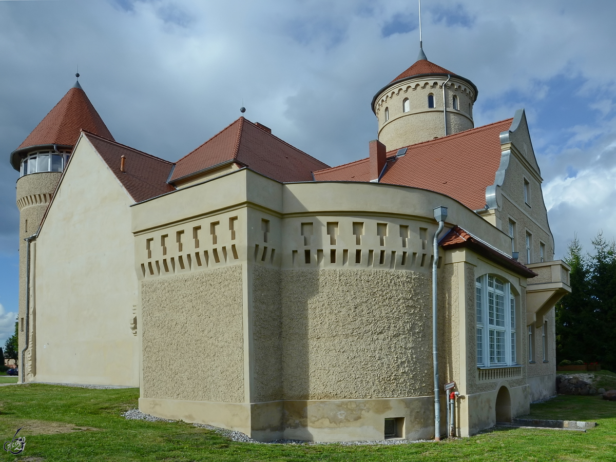 Das Schloss Stolpe war wegen feuchtigkeitsbedingten Bauschden vom Verfall bedroht und wurde nach der Wende saniert. (August 2013)