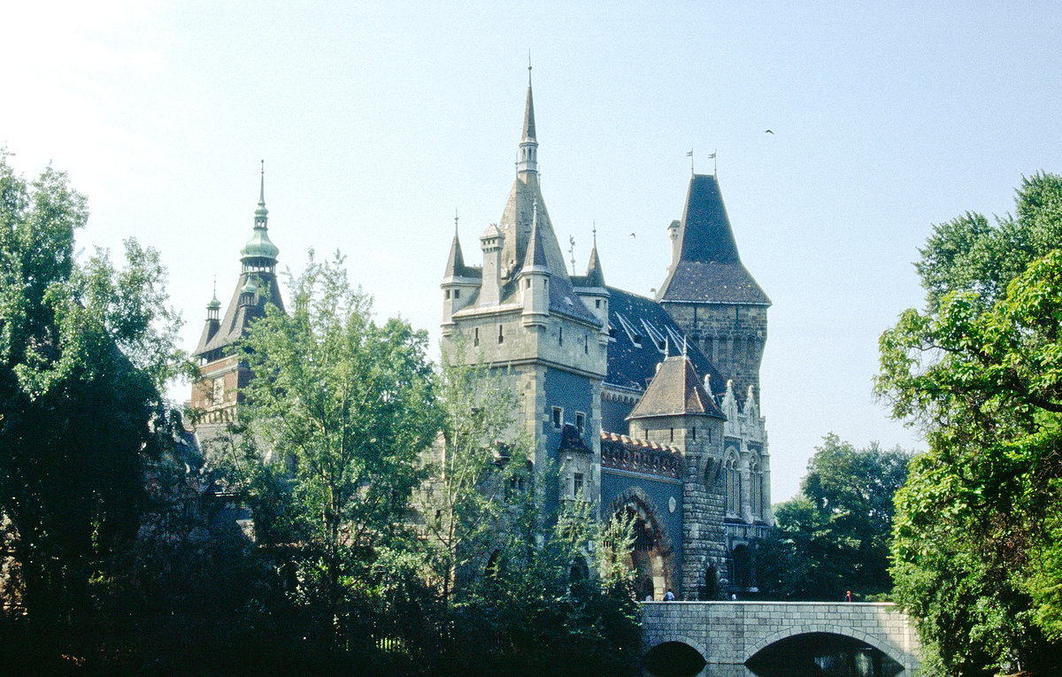 Das Schloss Vajdahunyad Vera in Budapest. Bild vom Dia. Aufnahme: Juli 1990.