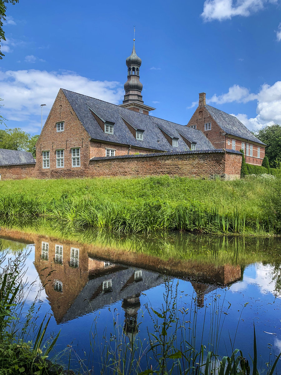 Das Schloss vor Husum – so genannt, weil es zu seiner Erbauungszeit vor der Stadtgrenze lag – befindet sich in Husum im Kreis Nordfriesland in Schleswig-Holstein. Es war ursprnglich eine Nebenresidenz des herzoglichen Hauses Schleswig-Holstein-Gottorf und diente im 18. und 19. Jahrhundert als gelegentliche Residenz des dnischen Knigshauses. Bereits whrend dieser Zeit nahm das nun knigliche Schloss die Amtsverwaltung auf, die sich nach 1864 fast auf das ganze Haus ausdehnte und hier bis ins 20. Jahrhundert verblieb. Aufnahme: 29. Juni 2020.