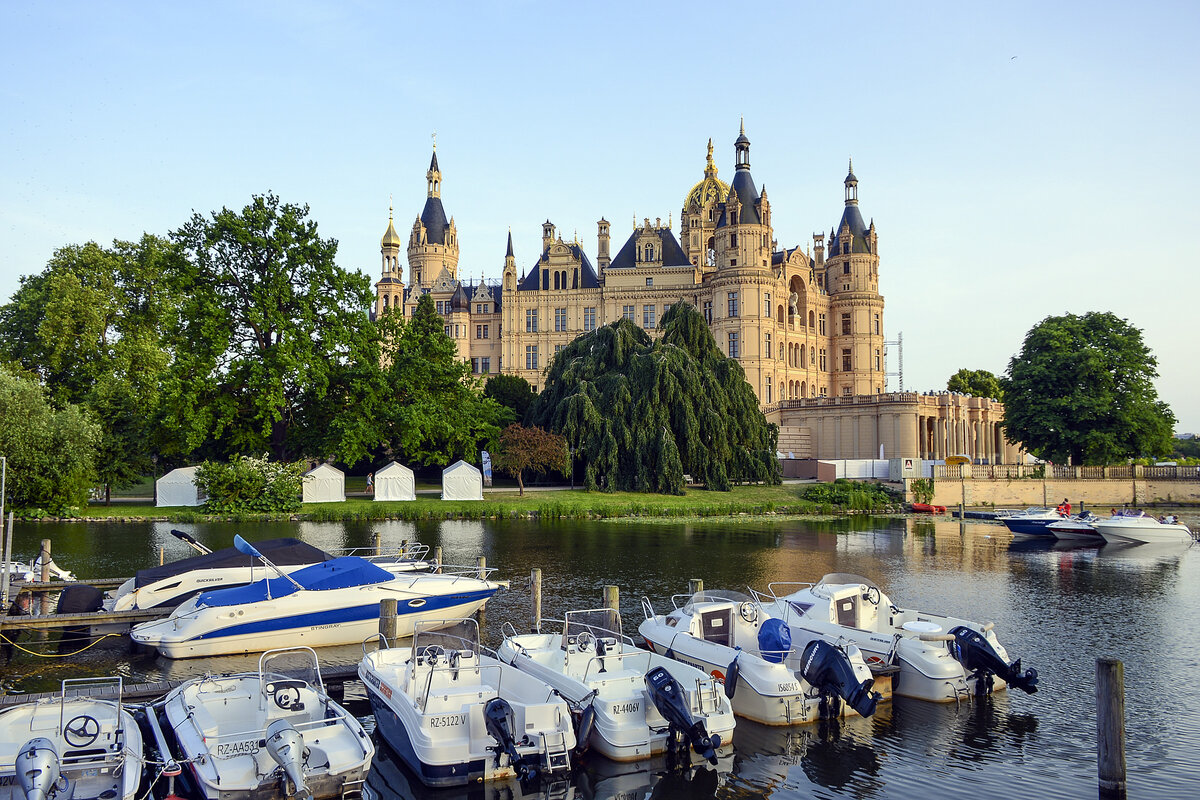 Das Schweriner Schloss von der Weie Flott aus gesehen. Das Schloss war jahrhundertelang die Residenz der mecklenburgischen Herzge und Groherzge und ist heute Sitz des Landtages von Mecklenburg-Vorpommern. Aufnahme: 18. Juni 2022.