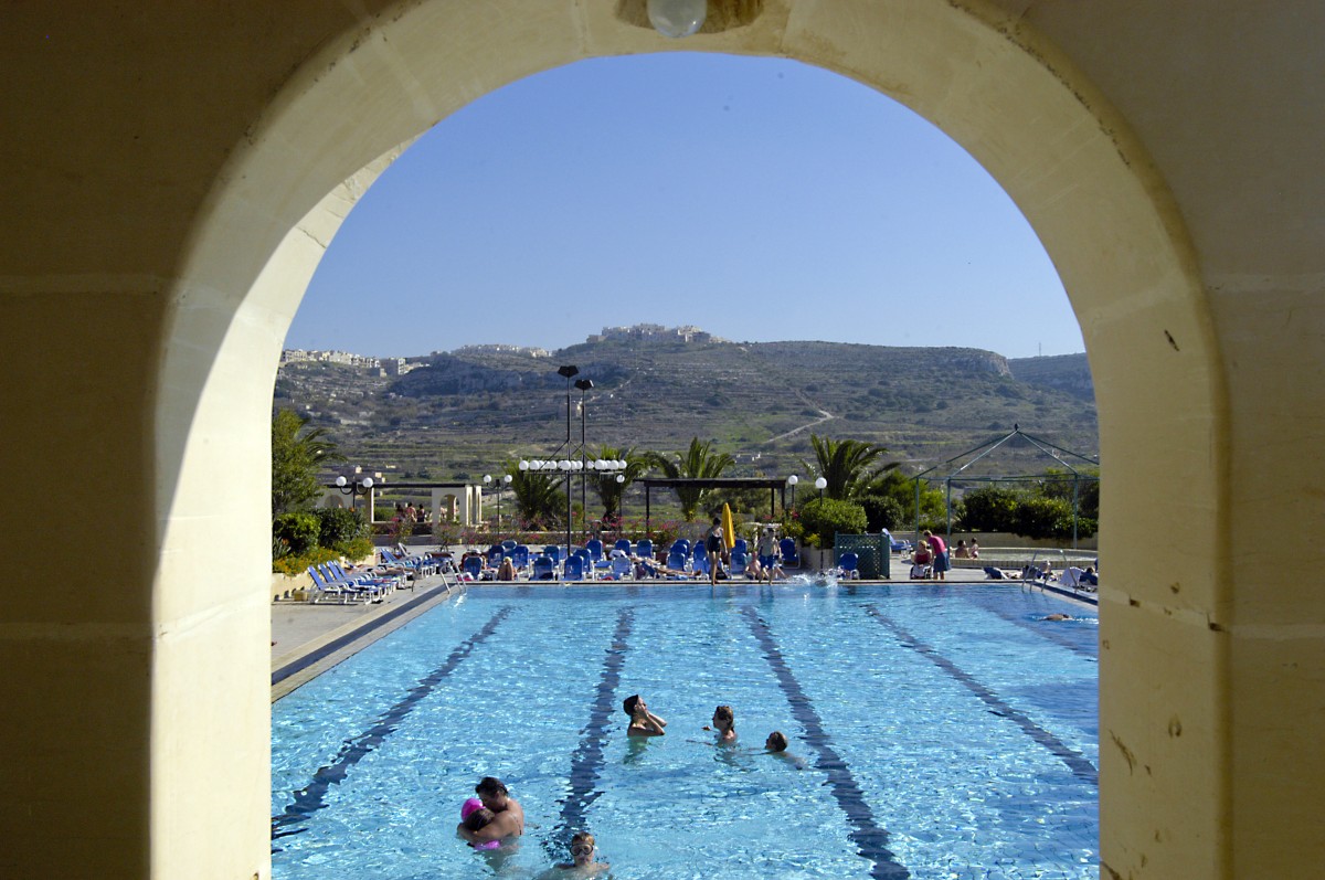 Das Schwimmbad im Mellieha Holiday Centre auf der Insel Amlta. Aufnahme: Oktober 2006.