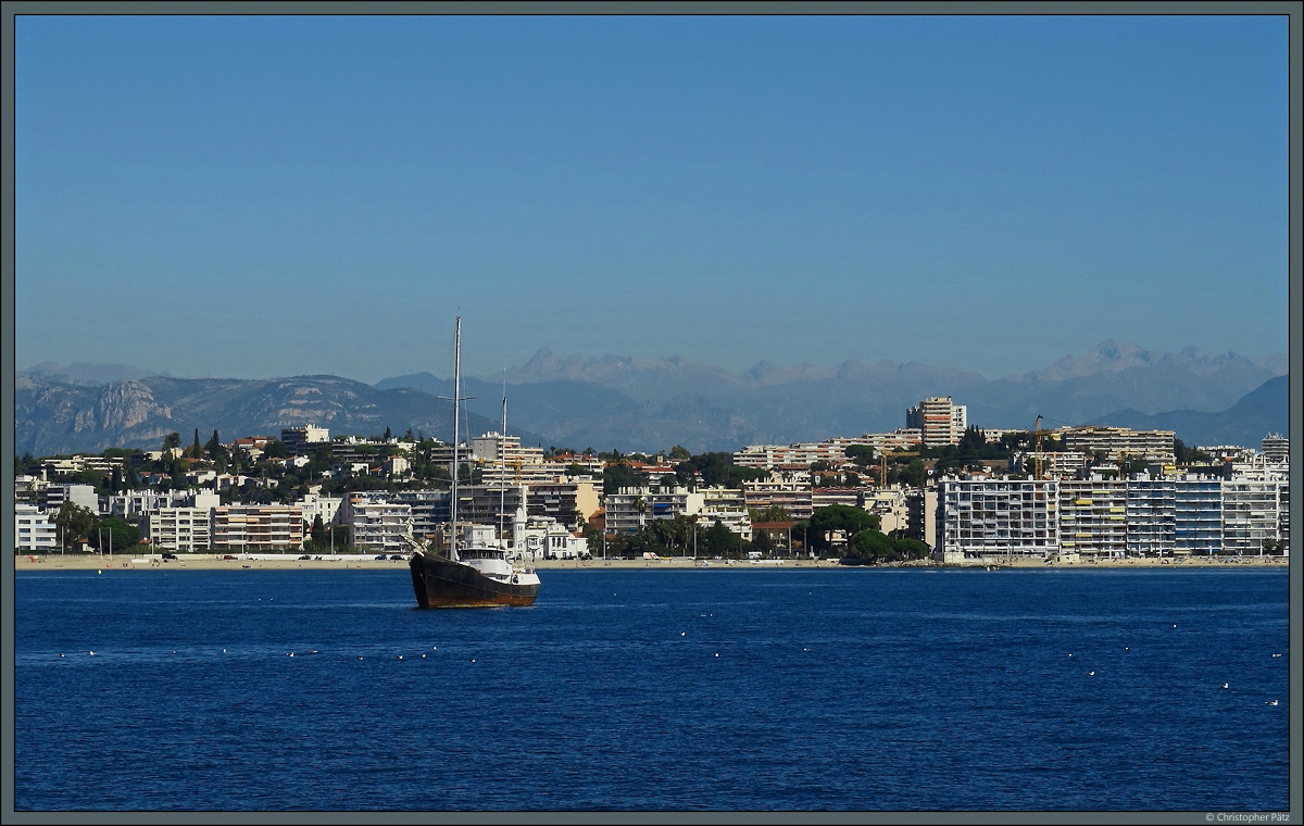 Das Seebad Juan les Pins entstand erst 1925 als Vorort von Antibes. Er entwickelte sich rasch zu beliebten Reiseziel vermgender Touristen. Am Horizont sind die Seealpen zu sehen. (28.09.2018)