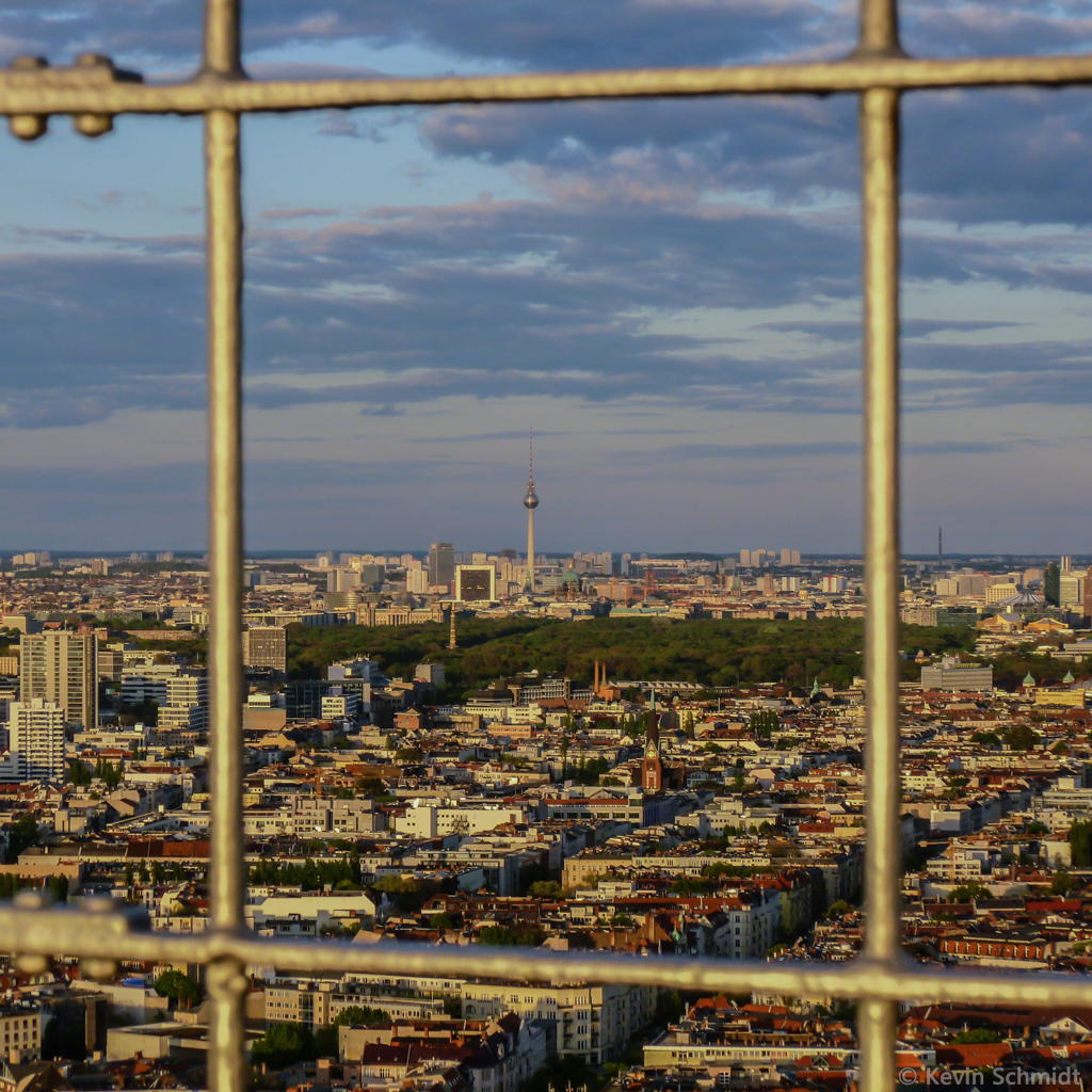 Das Sicherheitsgitter der 124 Meter hoch gelegenen Plattform des <a href= http://www.funkturm-messeberlin.de >Berliner Funkturms</a> diente mir hier als  Bilderrahmen  beim Blick in Richtung Charlottenburg/Tiergarten/Mitte. (16.04.2014)