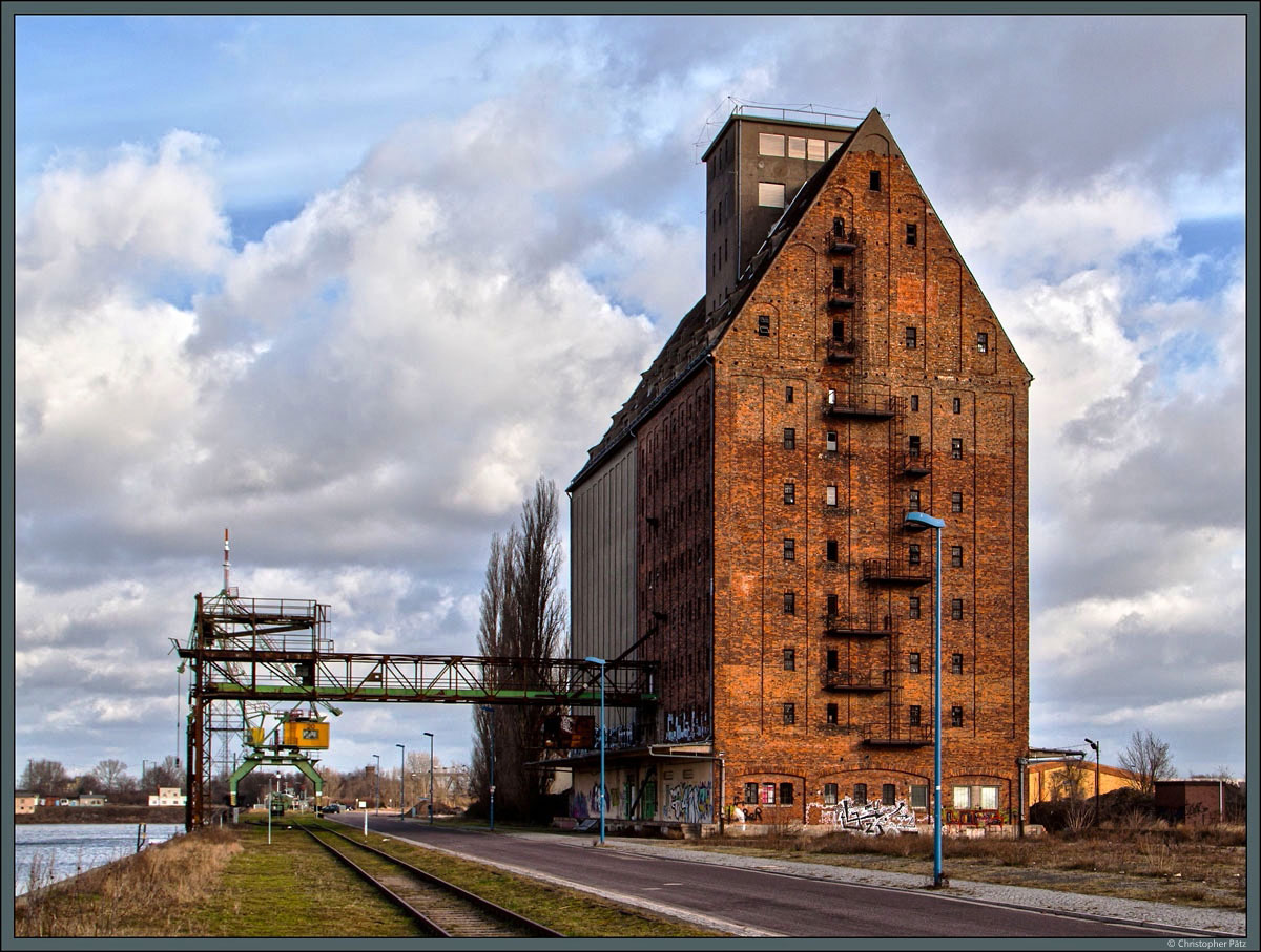 Das Silo  Handelshafen West  im Magdeburg wurde 1941 errichtet. Es handelt sich dabei um einen sogenannten Reichseinheitsspeicher, der in hnlicher Form in zahlreichen anderen Stdten in den 1930/40er Jahren zur Getreidelagerung errichtet wurde. Es war Verladung in Binnenschiffe, Zge und Lkw mglich. Derzeit steht das Gebude leer, ein geplanter Umbau zu Wohnungen konnte bisher nicht realisiert werden. (31.01.2016)