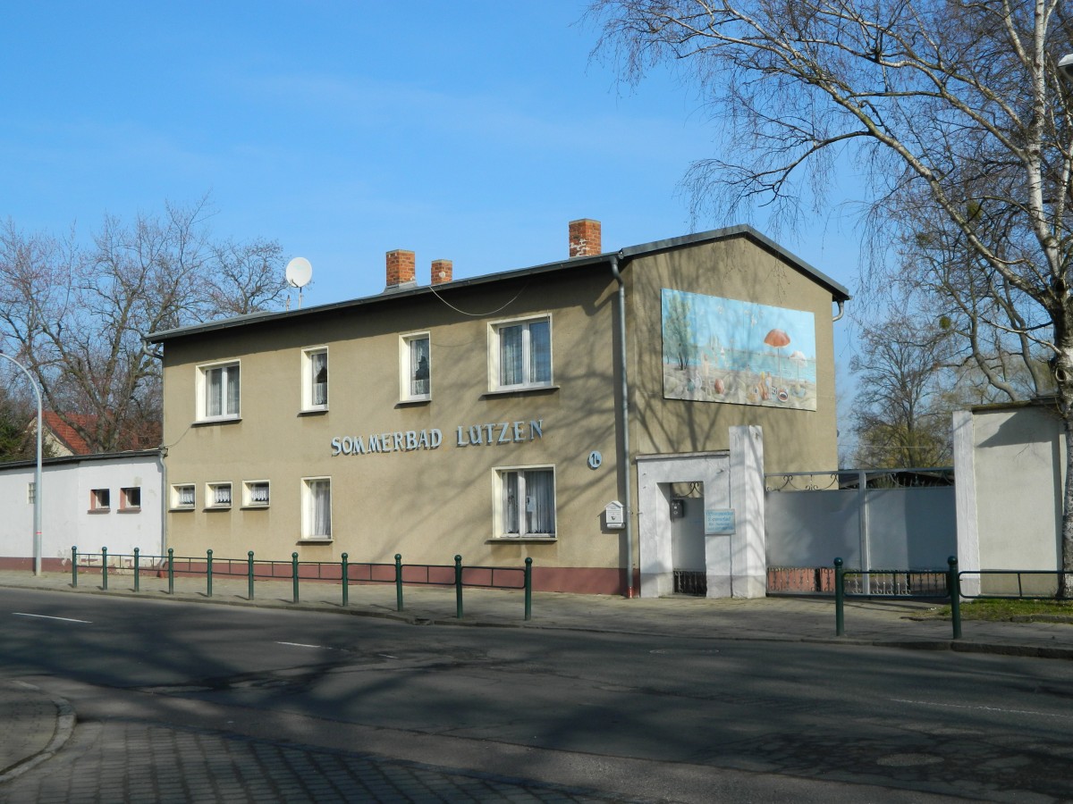 Das Sommerbad in Ltzen. Hinter diesem Tor scheint die Zeit tatschlich stehen geblieben zu sein. Ein Freibad im DDR-typischen Stil.
Aufnahme vom 09.03.2014 