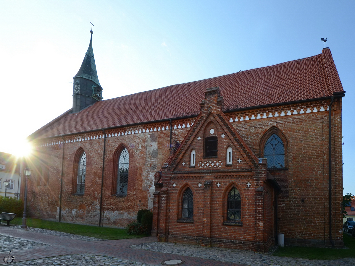 Das Sonnenlicht bricht sich an der Stadtkirche in Krakow am See. (August 2013)