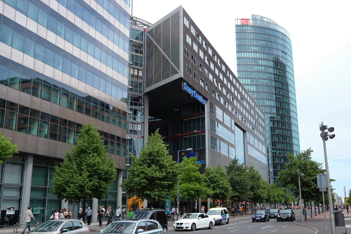 Das Sony Center und im Hintergrund der DB Tower am Potsdamer Platz am 11. Juli 2015.