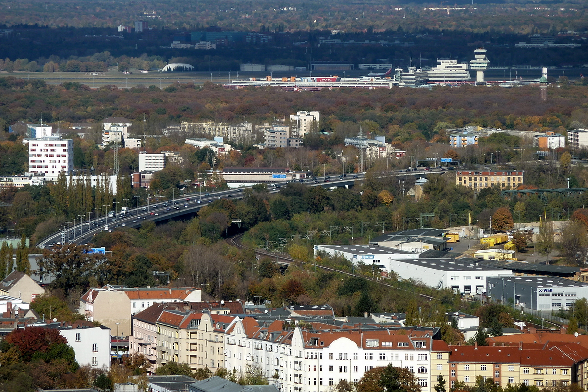 Das Sorgenkind des Berliner Verkehrs. Die 930m lange Rudolf-Wissell-Brcke in Berlin Charlottenburg. Der tgliche Verkehr auf der Brcke: 180 000/24h. Die Brcke wird abgerissen. Baubeginn frhestens 2023. Die Schwierigkeit: Bauen unter Verkehr. Die Brcke kann nicht lngs geteilt werden. Somit entfllt die Verlagerung des Verkehrs von von zwei Spuren auf eine Brckenhlfte. Angedacht ist nun der parallele Bau einer neuen Brcke. Diese wird dann provisorisch beide Fahrspuren aufnehmen. Dann wird die alte Brcke abgerissen. Dann entsteht die zweite Brcke parallel zur neuen Brcke. Nach Fertigstellung wird der Verkehr wieder auf beide Fahrrichtungen aufgeteilt.  Foto: 28.10.2012