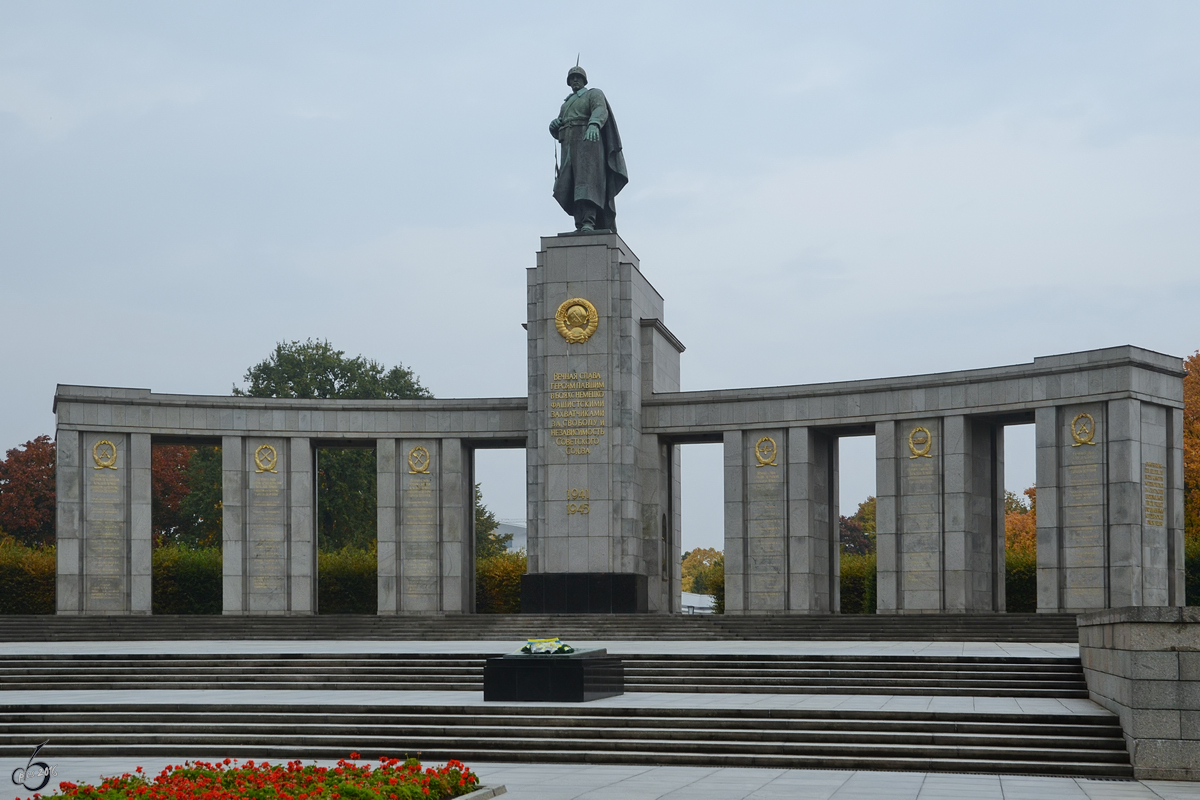 Das Sowjetische Ehrenmal im Tiergarten. (Berlin-Mitte, Oktober 2013)