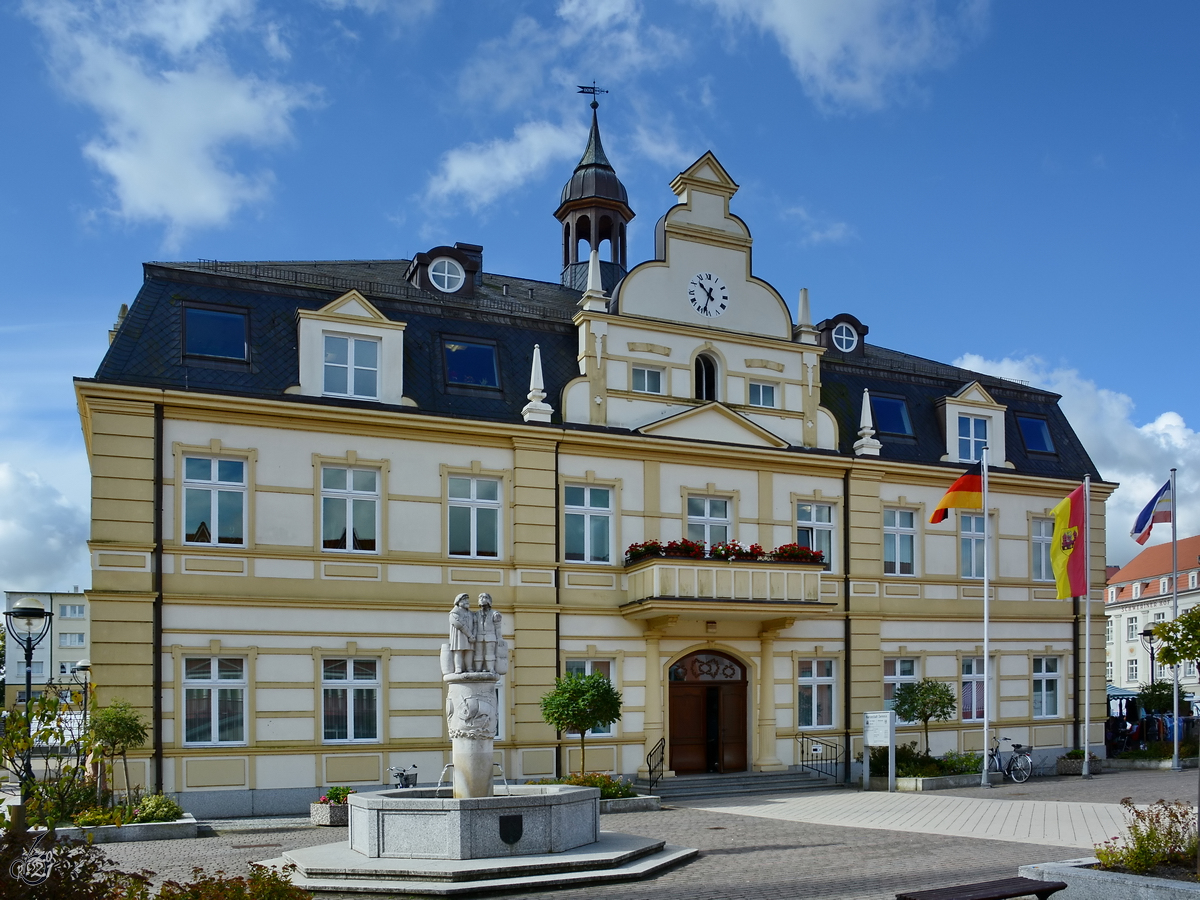 Das im  sptbarocken Stil gestaltete Rathaus wurde zwischen 1997 und 1998 gebaut. (September 2014)