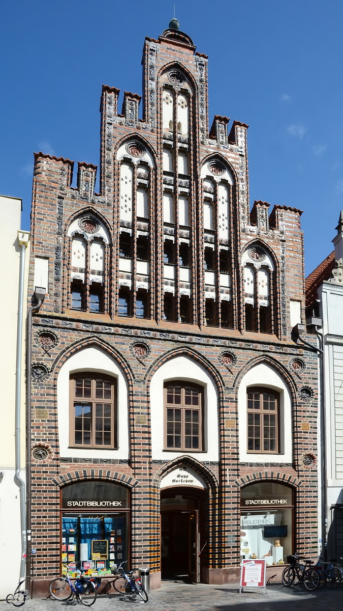 Das sptgotische Gebude der Stadtbibliothek an der Einkaufsstrae im Zentrum von Rostock. (August 2013)