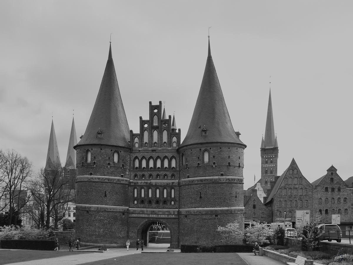 Das sptgotische Holstentor ist das Wahrzeichen der Stadt Lbeck. (April 2019)