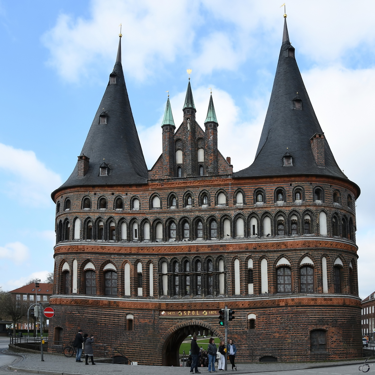 Das sptgotische Holstentor ist das Wahrzeichen der Stadt Lbeck. (April 2019)