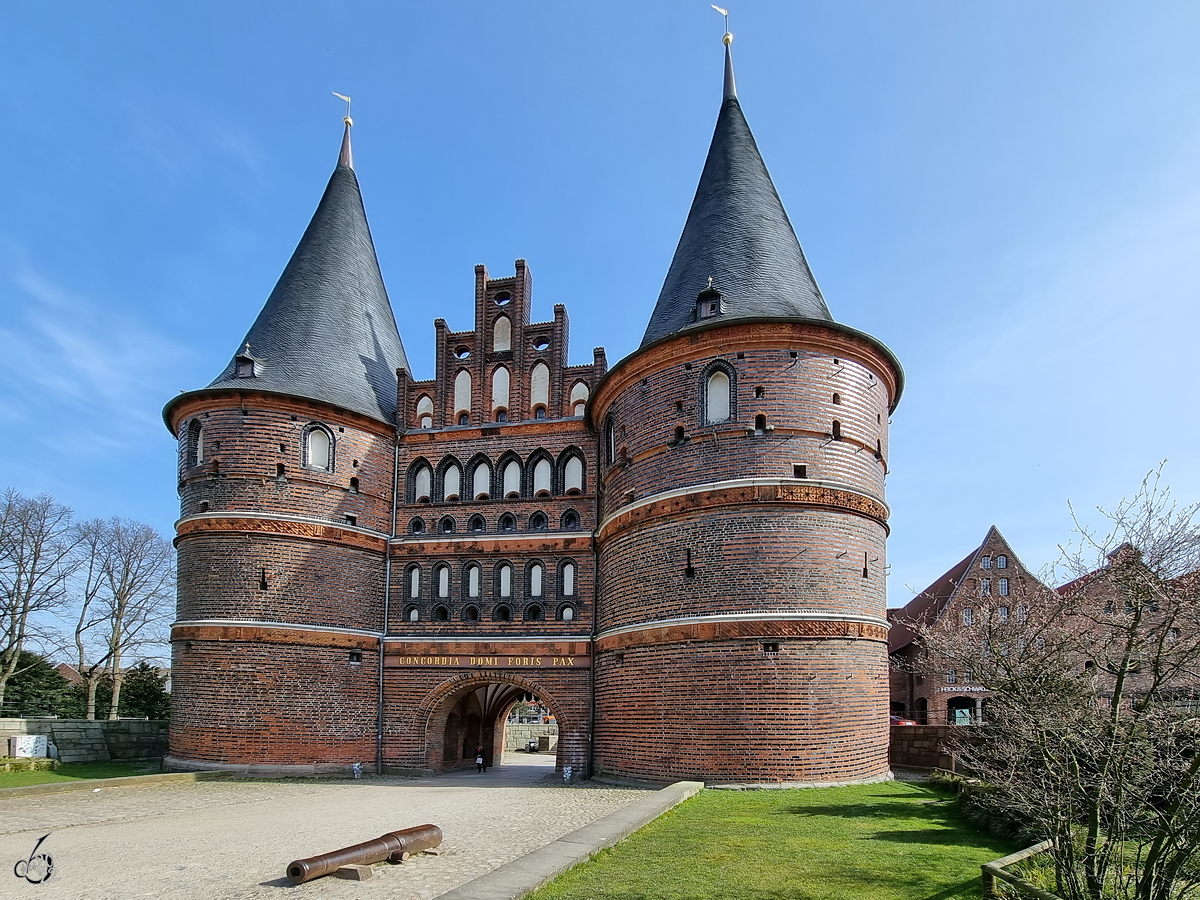 Das sptgotische Holstentor ist das Wahrzeichen der Stadt Lbeck. (Mrz 2022)