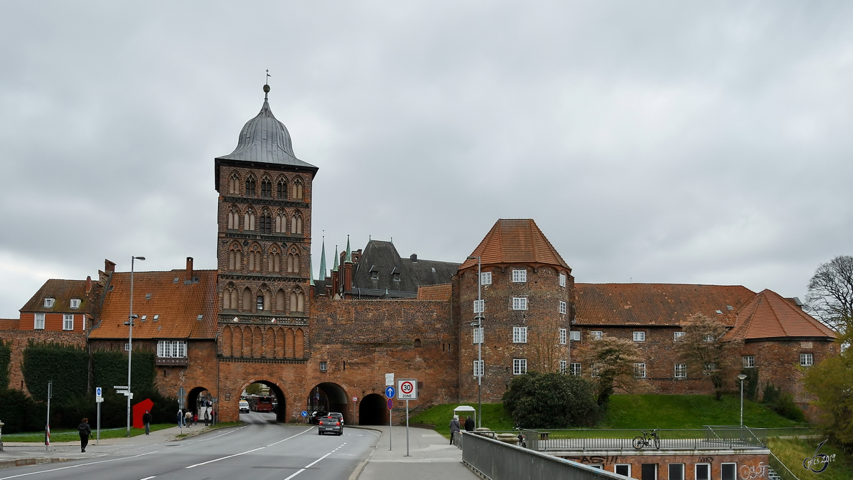 Das sptgotischen Stil errichtete Burgtor ist der nrdliche Zugang zur Altstadt von Lbeck. (April 2019)