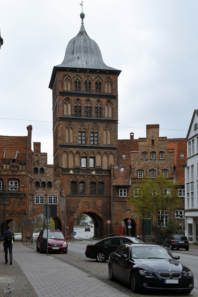 Das sptgotischen Stil errichtete Burgtor ist der nrdliche Zugang zur Altstadt von Lbeck. (April 2019)