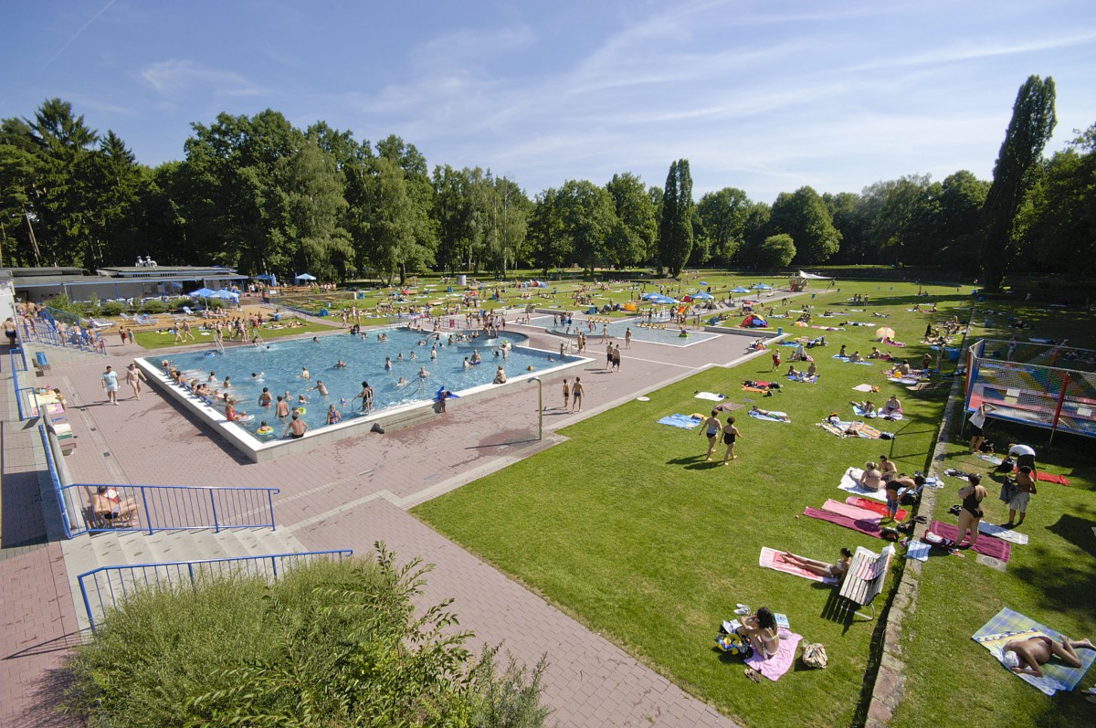 Das Stadionbad in Nrnberg. Aufnahme: Juli 2008.