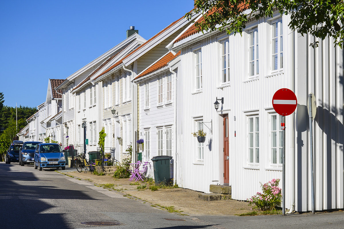 Das Stadtbild mit den weien Husern gehrt zu den Sehenswrdigkeiten der norwegischen Kleinstadt Mandal.
Aufnahme: 1. Juli 2018.