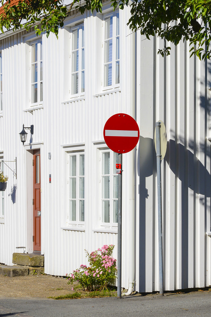 Das Stadtbild mit den weien Husern gehrt zu den Sehenswrdigkeiten der norwegischen Kleinstadt Mandal. Aufnahme: 1. Juli 2018.