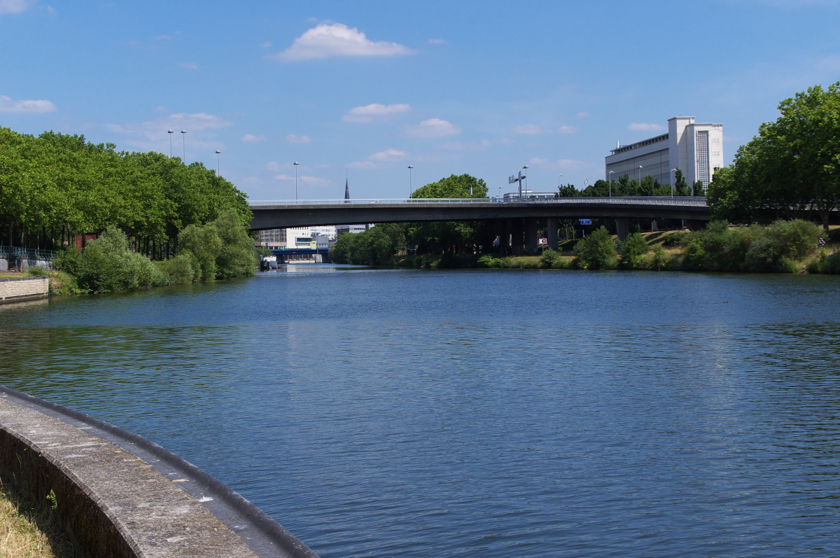Das Stadtbild von Saarbrücken wird stark von der Saar und den Brücken über den Fluß geprägt. Vom Saarufer in Malstatt geht der Blick in Richtung Westspangenbrücke und Stadtmitte. 22.06.2014 