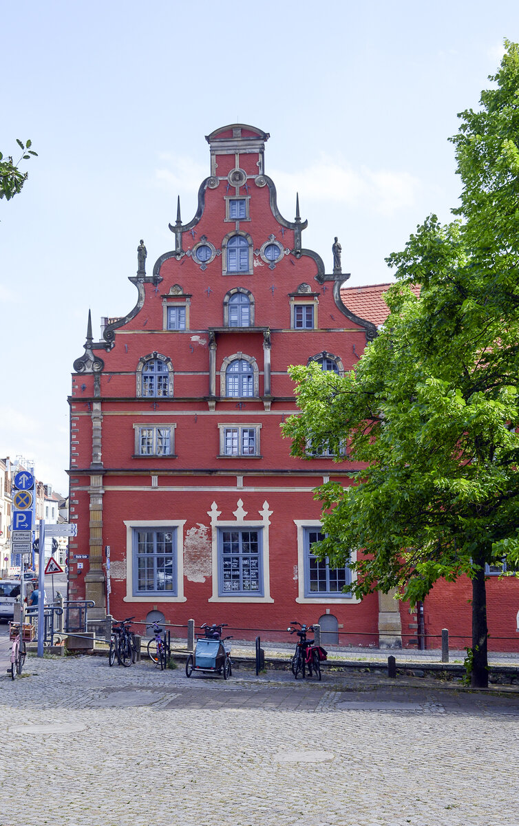 Das Stadtgeschichtliche Museum der Hansestadt Wismar befindet sich in Wismar-Altstadt im Schabbellhaus, Schweinsbrcke Nummer 6 und 8. Das Gebude steht unter Denkmalschutz. Aufnahme: 18. Juni 2022.
