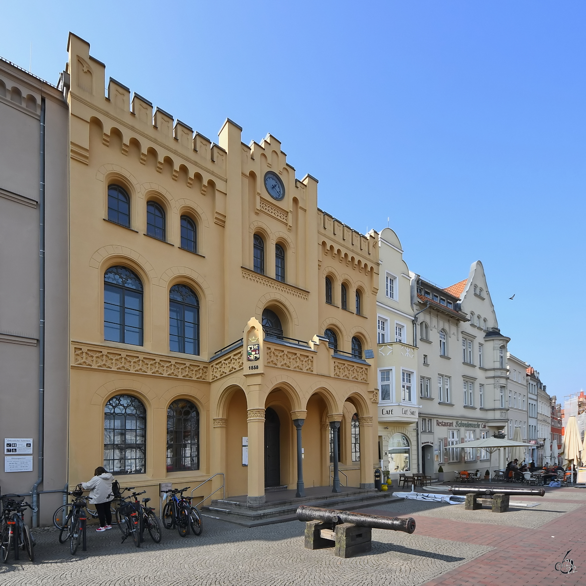 Das Stadthaus (BrgerServiceCenter) der Hansestadt Wismar befindet sich in der ehemaligen Stadtwache, welche 1858 im englischen Tudorstil erbaut wurde. (Mrz 2022)