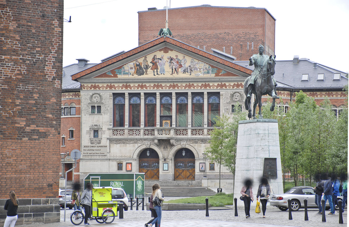 Das Stadttheater in Aarhus vom Torvet (Marktplatz) aus gesehen. Im Vordergrund ist die Statue vom dnischen Knig Christian X. zu sehen.
Aufnahmedatum: 5. Juni 2017.