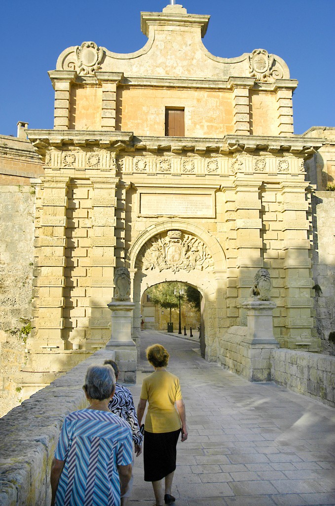 Das Stadttor von Mdina auf der Insel Malta. Aufnahme: Oktober 2006.Derart gnstig gelegen und befestigt, hielt Mdina im Jahre 1422 einem Angriff von 18.000 Trken stand.