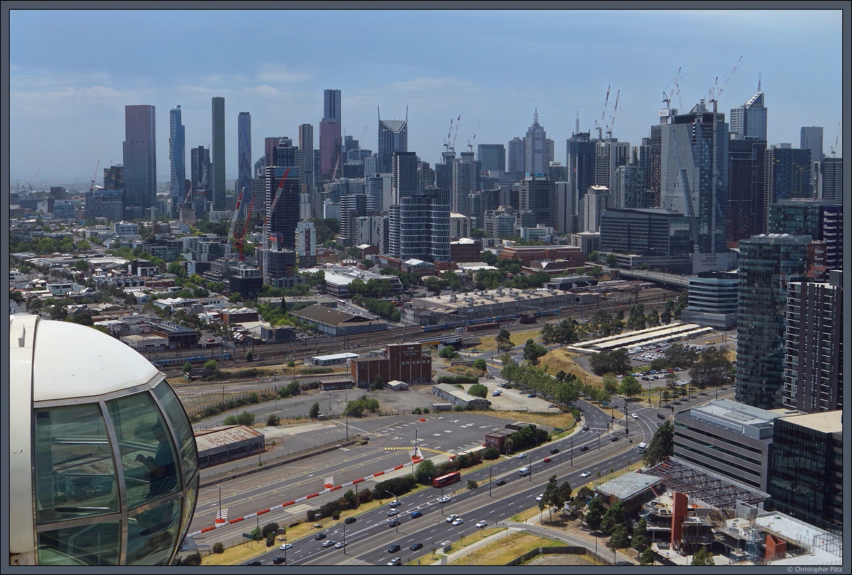 Das Stadtzentrum von Melbourne wird von zahlreichen Hochhusern geprgt. Hier ist der Blick vom Riesenrad Melbourne Star ber den Bahnhof Southern Cross zur Downtown zu sehen. (30.12.2019)