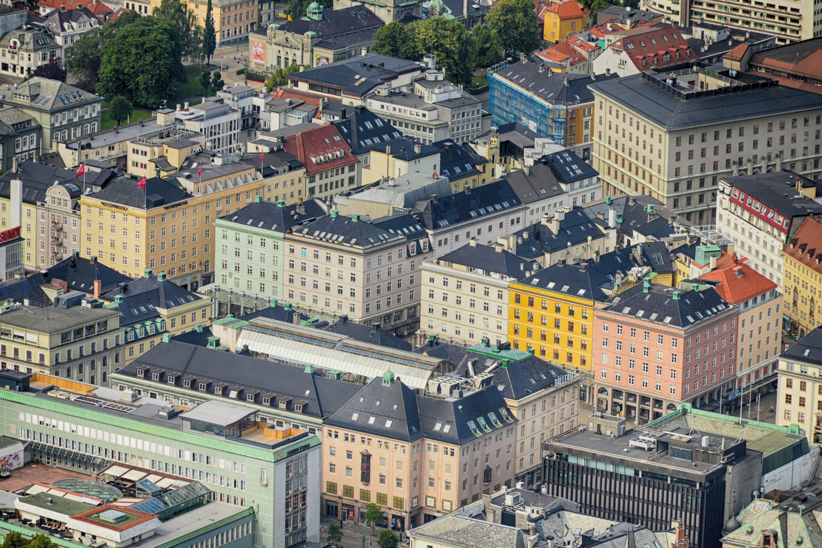 Das Stadtzentrum von der norwegischen Hansestadt Bergen vom Aussichtspunkt Flyen aus gesehen. Aufnahme: 11. Juli 2018.