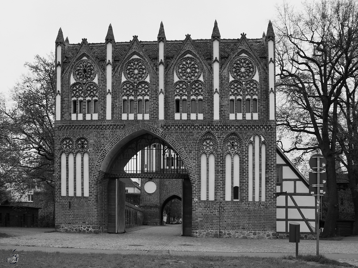 Das Stargarder Tor wurde in der ersten Hlfte des 14. Jahrhunderts im Stil der norddeutschen Backsteingotik errichtet. (Neubrandenburg, Mai 2021)