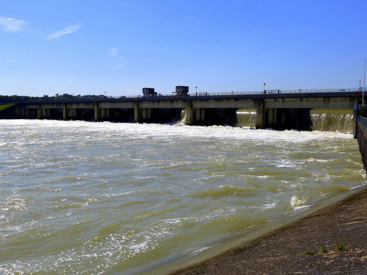 das Stauwehr Rheinau, hier wird der Wasserstand des Altrheins reguliert, Aug.2014