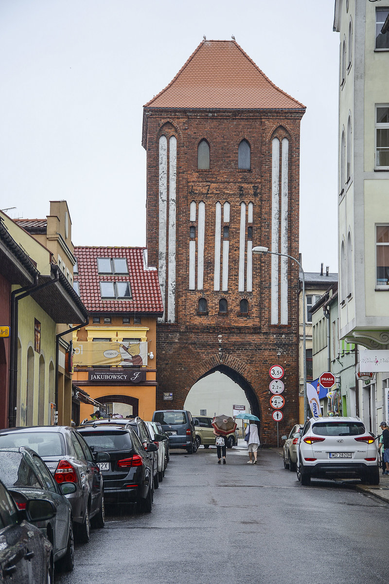 Das Steintor in Darłowo (Rgenwalde) ist ein frher mit stattlichen Giebelaufbauten versehenes Stadttor, das 1732 erneuert wurde. Aufnahme: 22. August 2020.