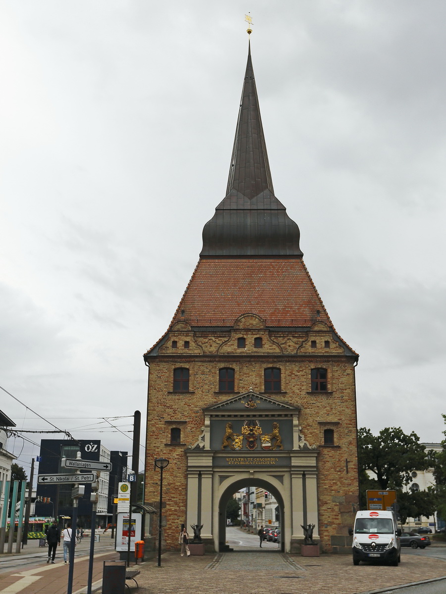 Das Steintor stadtseitig in Rostock mit den Symbolen (Greif) der Stadt  am 27. August 2018. 