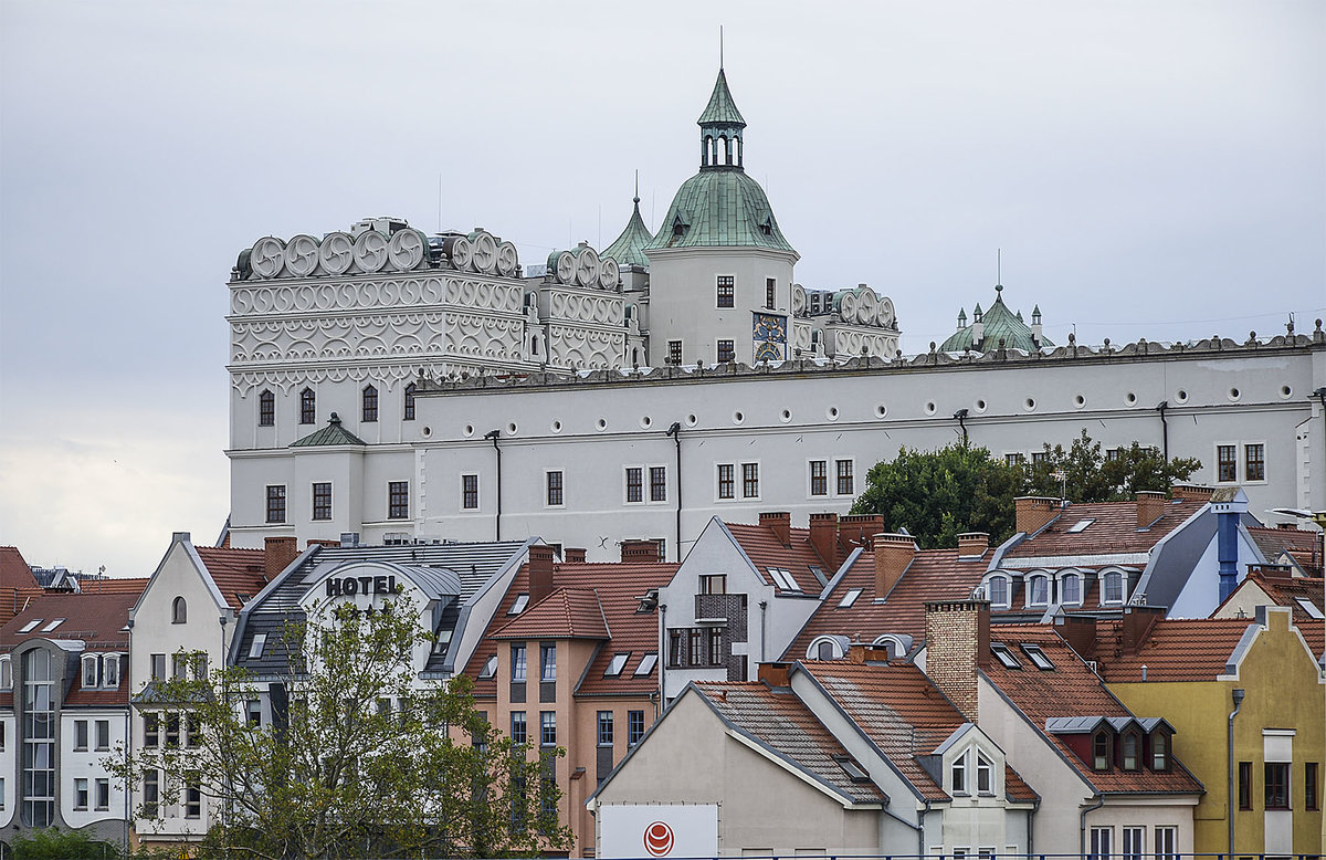 Das Stettiner Schloss (Polnisch: Zamek Książąt Pomorskich w Szczecinie) von der Oder-Brcke an der Hakenterrasse aus gesehen. Das Schloss ist eine ehemalige Residenz der Herzge von Pommern in Stettin.
Aufnahme: 17. August 2019.