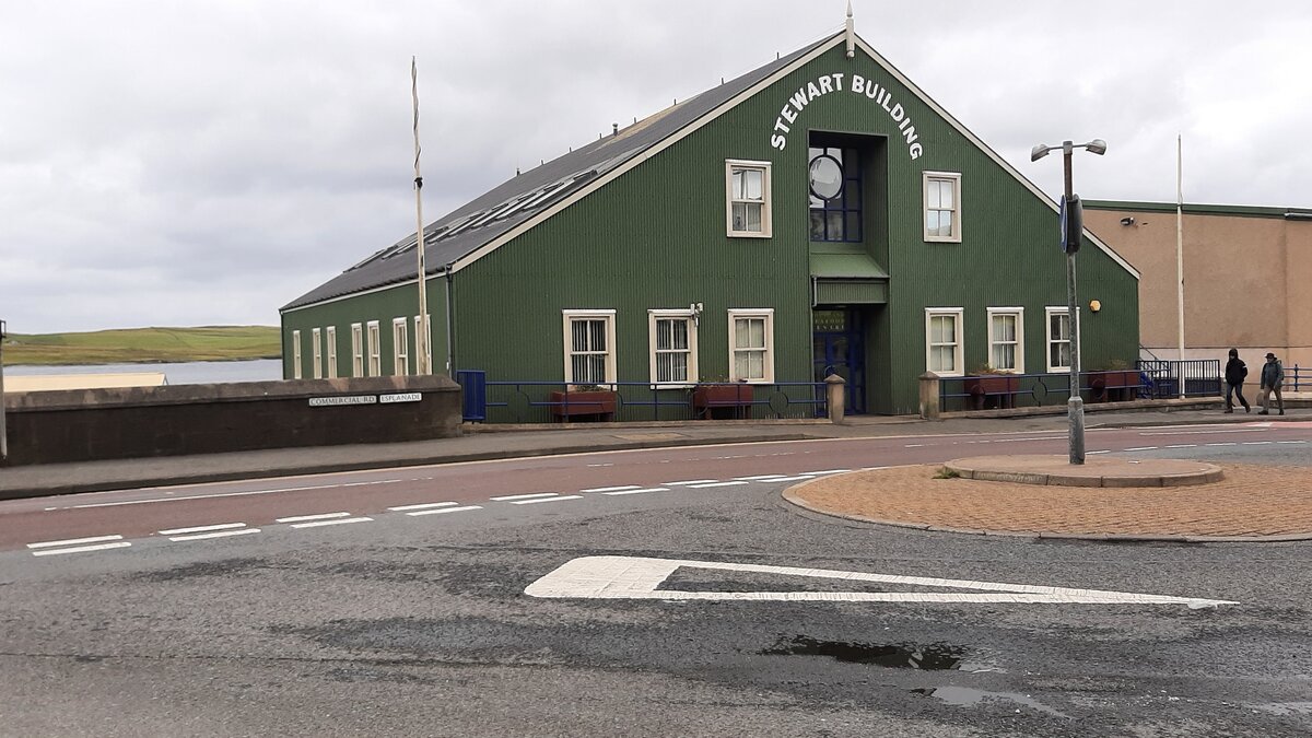 Das Stewart Building in Lerwick auf den Shetlandinseln in Schottland am 02.08.26. Dieses Geb�ude beherbergt u.a, die Fishermen's Mission-Shetland, eine Hilfsorganisation f�r Fischer, die neben praktischer, finanzieller, gesundheitlicher, spiritueller und emotionaler Versorgung Notfallunterst�tzung bietet.