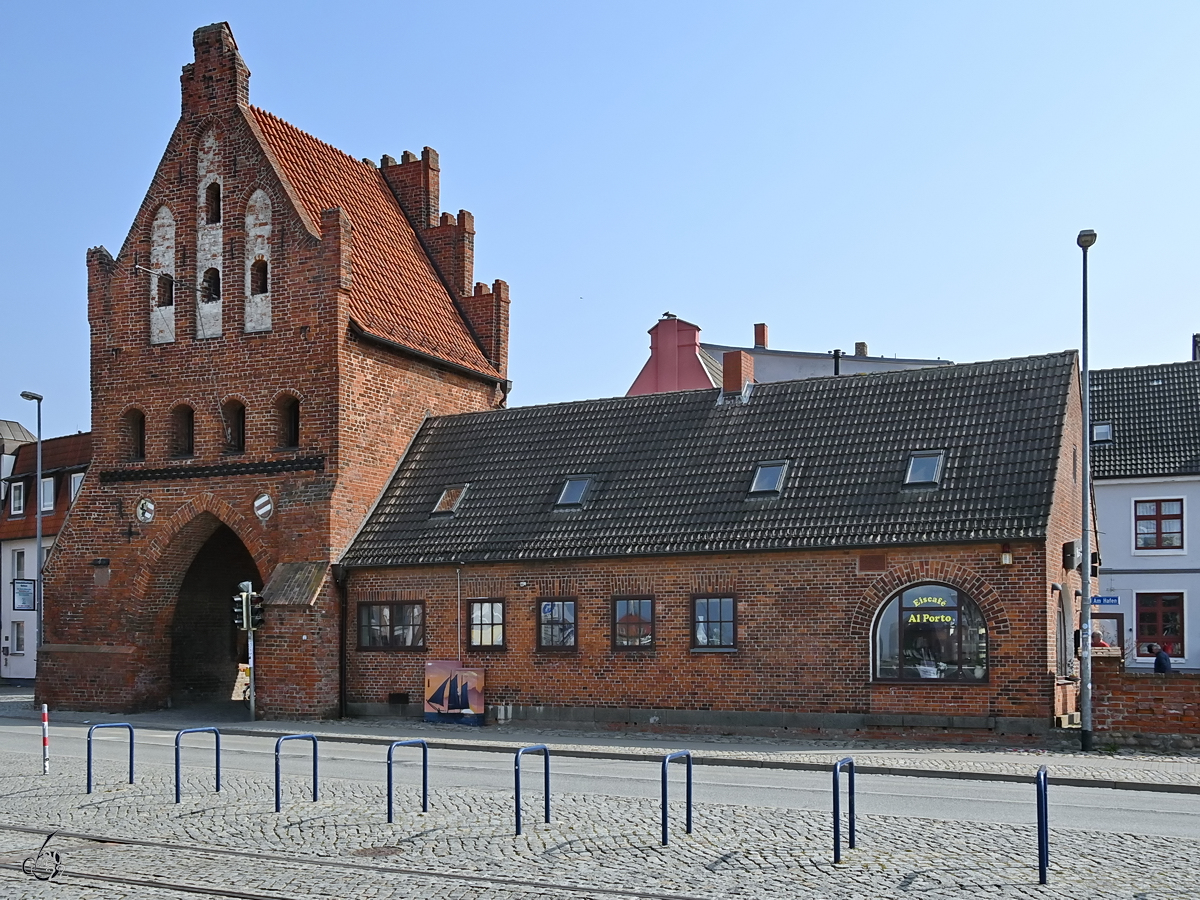 Das im Stil der Backsteingotik errichtete Wassertor in Wismar ist das letzte erhaltene von ehemals fnf Stadttoren der Wismarer Stadtbefestigung. (Mrz 2022)