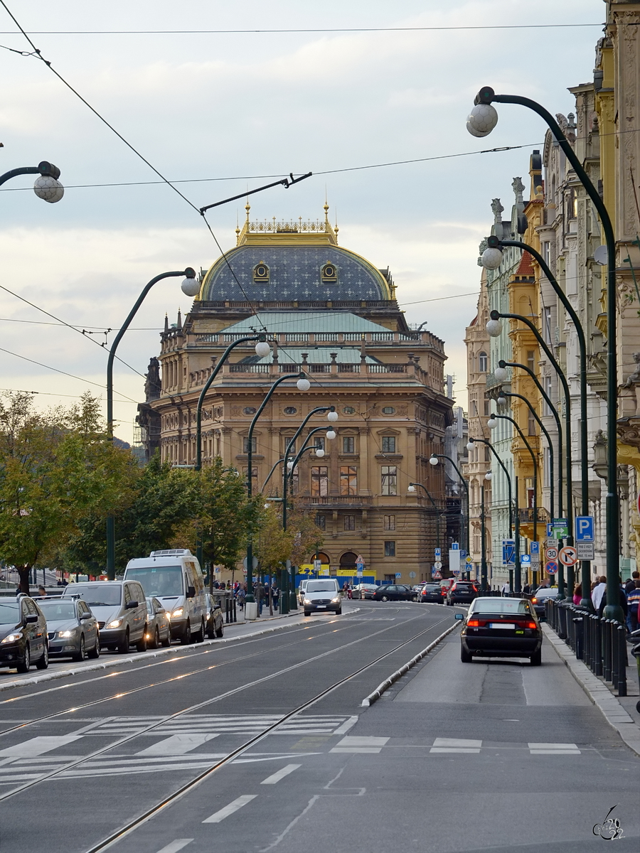 Das im Stil der Neorenaissance gestaltete Nationaltheater wurde 1881 erffnet und ist das bedeutendste Theater und Opernhaus in Prag. (September 2012)