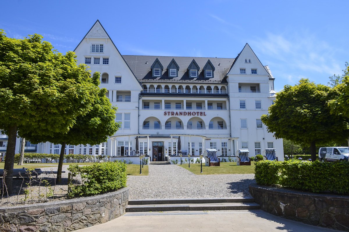 Das Strandhotel Glcksburg, das 1872 gebaute Weie Schloss am Meer im Glcksburger Stadtteil Sandwig. Aufnahme: 4. Juni 2020.