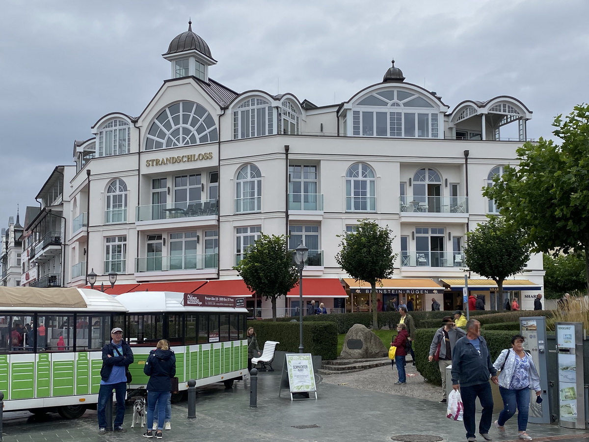 Das Strandschlo an der Seebrcke von Binz am 25.. September 2020.