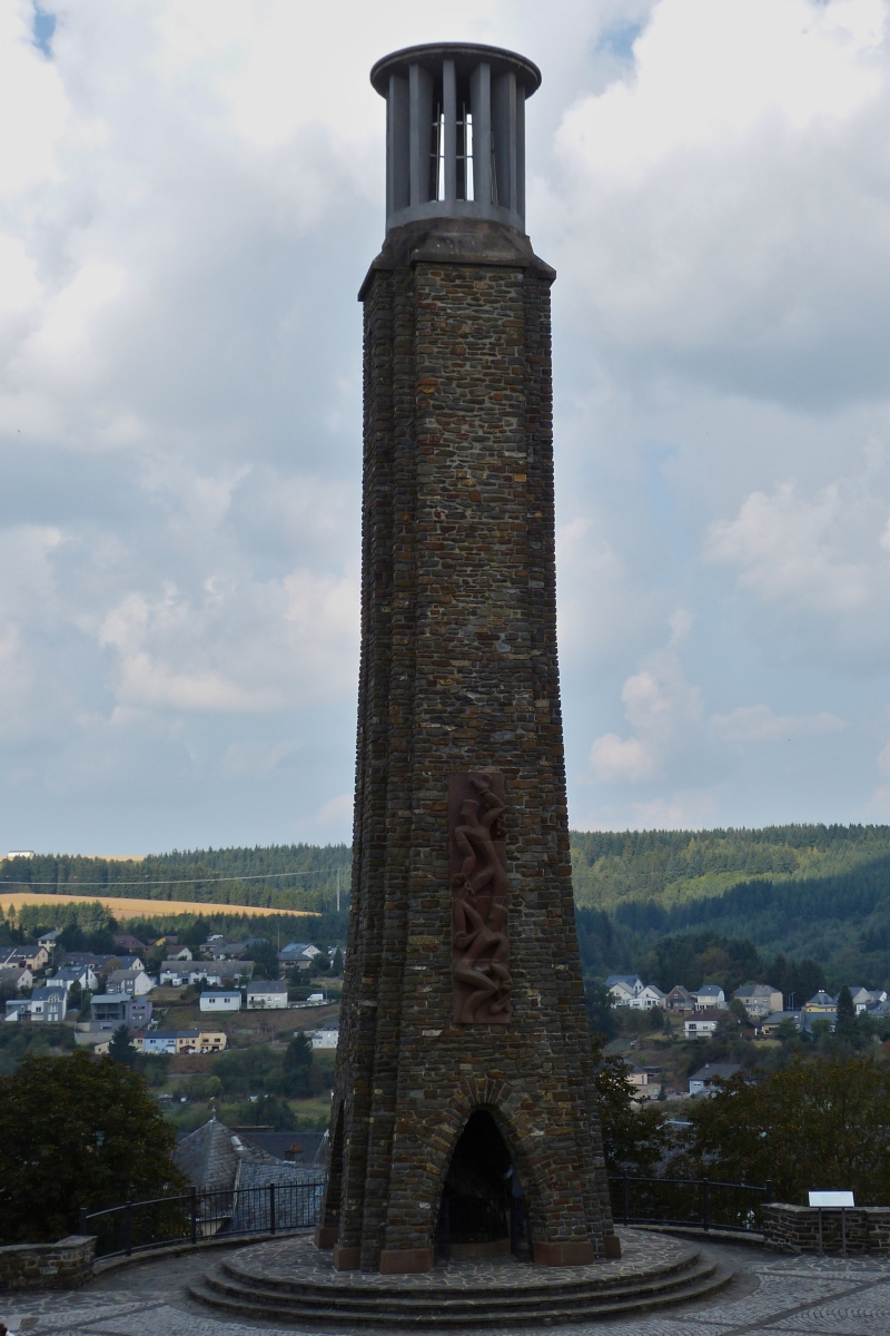 Das Streikdenkmal in Wiltz, aufgenommen im Herbst 2016.					                                                                                                                                                             Dies erinnert an den Generalstreik am 31. August 1942, 					                                                                                                                                                                                                      als die deutsche Besatzung den Obligatorischen Militrdienst einfhren wollte.			                                                                                                                                                     Aus diesem Grund findet auch alljhrlich am 31. August eine Gedenkzeremonie vor Ort statt.