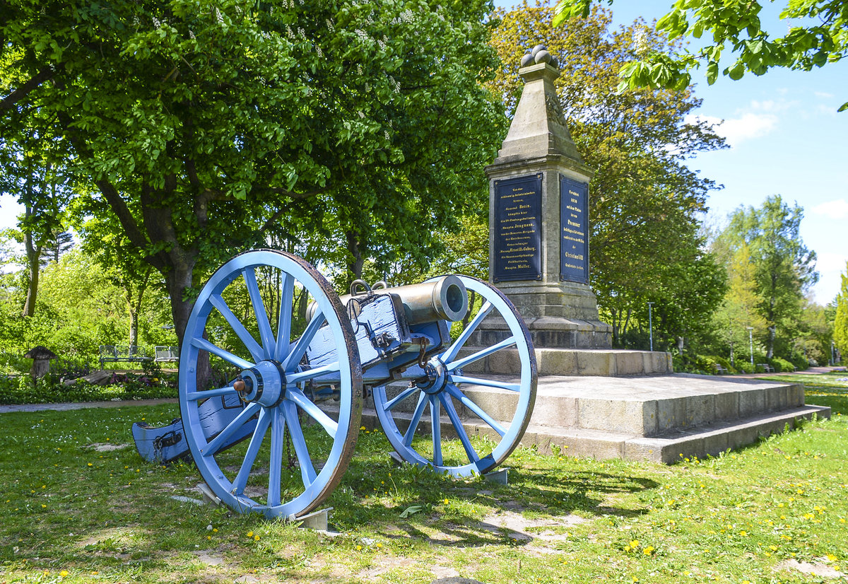 Das Sderschanzen-Denkmal erinnert an das Gefecht von 1849 vor Eckernfrde. Die historische Kanone steht im Kurpark des Eckenfrder Ostseebades.
Aufnahme: 11. Mai 2020.