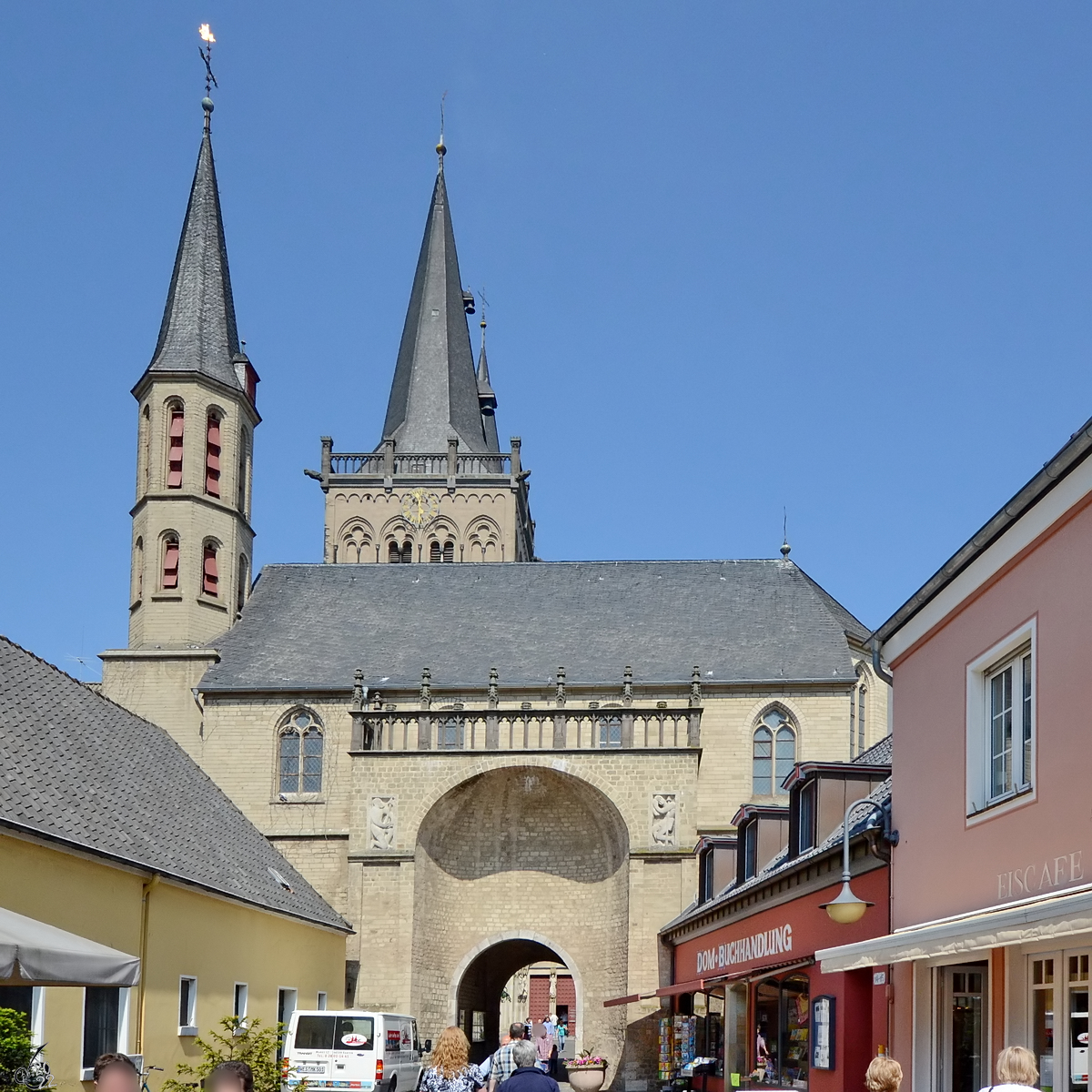 Das Sdtor fhrt zum Dom in Xanten. (Mai 2011)