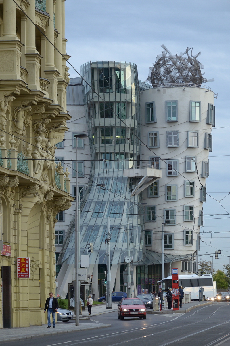 Das  Tanzende Haus  ist ein Beispiel fr auergewhnliche Architektur der Moderne. (Prag, September 2012)