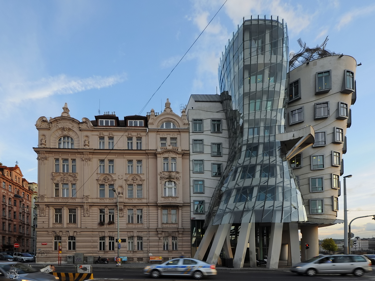 Das  Tanzende Haus  ist ein Beispiel fr auergewhnliche Architekturprojekte der Moderne. (Prag, September 2012)