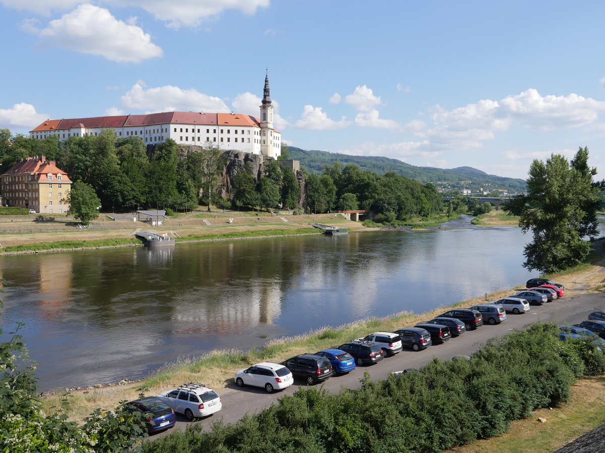 Das Tetschner Schloss / Zmek Děčn (bis 1945 Tetschen-Bodenbach) hoch ber der Elbe (Labe), im Hintergrund rechts im Bild die Mndung der Ploučnice (Polzen) 10.07.2019
