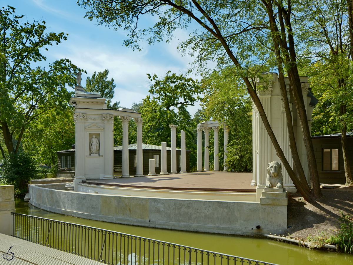 Das  Theater auf der Insel  im Łazienki-Park wurde 1790 nach dem Vorbild des antiken Theaters von Herkulaneum errichtet. (Warschau, August 2015)